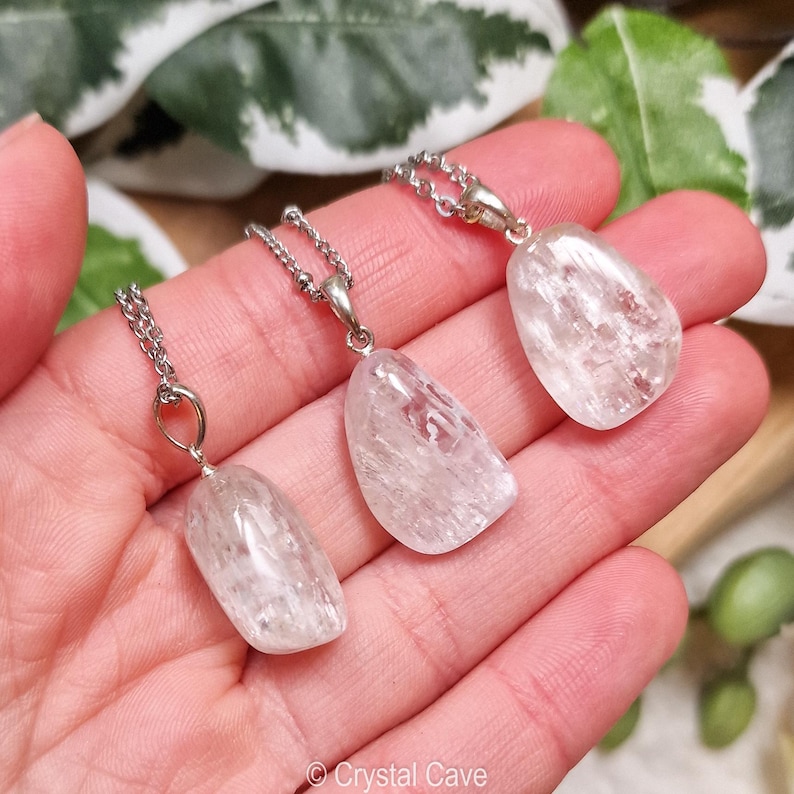 Puede incluir: Tres collares de plata con colgantes de cristal transparente y blanco en forma de l&aacute;grima. Los colgantes tienen una superficie estriada y texturizada.