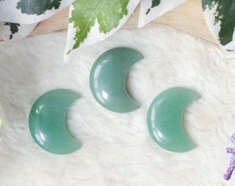 Green Aventurine Crescent Moon Crystal Carving / Polished Stone Gemstone Happiness Prosperity Wealth Spiritual Crystal Witch Waxing Waning
