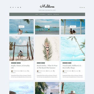 Pode incluir: Uma página inicial de um blog de viagens sobre as Maldivas. A página inicial apresenta nove imagens das Maldivas, incluindo praias, palmeiras e pessoas a desfrutar da paisagem. O nome do site é "Maldives" e o slogan é "Simple Make Your Beautiful Blog".