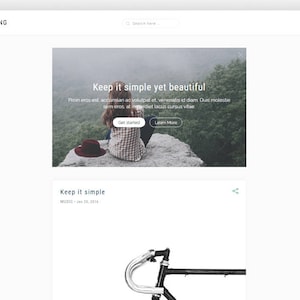Puede incluir: Una captura de pantalla de un sitio web que muestra a una mujer sentada en una roca con un fondo de bosque brumoso. El texto en el sitio web dice "Keep it simple yet beautiful" y "Keep it simple".