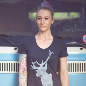Navy Stag Print - Schmal geschnittenes Bio-Baumwoll-T-Shirt mit V-Ausschnitt