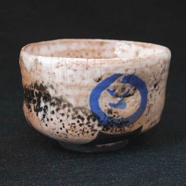 Chawan aus Raku-Keramik. Handgefertigte Schale im japanischen Stil. Umweltfreundliche handgefertigte Keramik