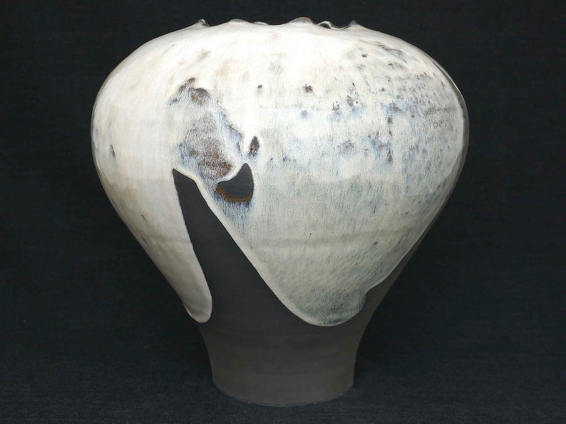 Black stoneware vase. Handmade pottery respectful of the environment image 1