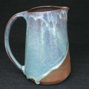 140 Completa la traducción. Handmade ceramic jug of one liter capacity. Eco-friendly aresanal ceramics