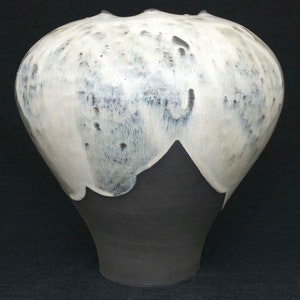 Black stoneware vase. Handmade pottery respectful of the environment image 3