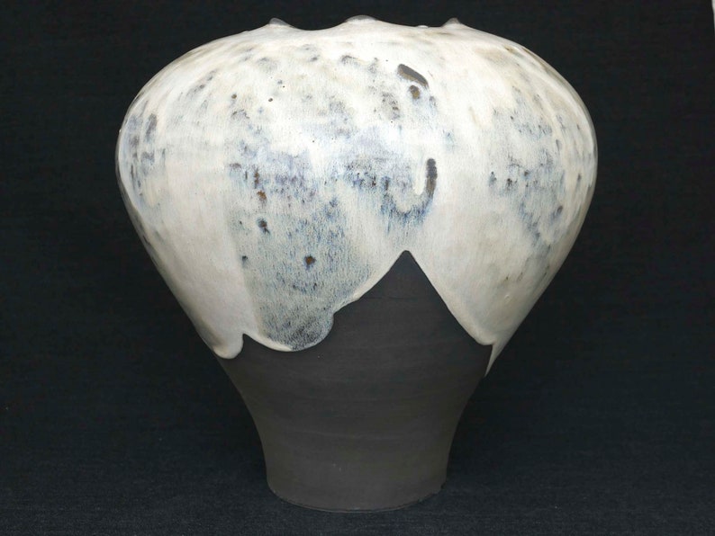 Black stoneware vase. Handmade pottery respectful of the environment image 3