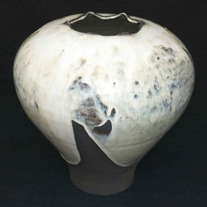 Black stoneware vase. Handmade pottery respectful of the environment image 4