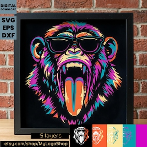 Pode incluir: Download digital emoldurado com uma ilustração colorida de um macaco usando óculos de sol, com a boca aberta e a língua de fora. O macaco é retratado em tons vibrantes de roxo, laranja, azul e amarelo sobre um fundo preto. O texto inclui "DOWNLOAD DIGITAL", "SVG EPS DXF" e detalhes da loja.