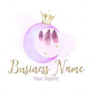 Puede incluir: Una luna creciente púrpura con una corona dorada en la parte superior y tres plumas rosas colgando de ella. La luna está sobre un fondo de acuarela con estrellas doradas. El texto "Business Name" y "Your Tagline" están debajo de la luna.