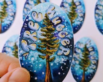 Könnte beinhalten: Ein runder Aufkleber mit einer Aquarell-Illustration eines blauen und grünen Baumes mit den Worten "Tree Hugger" in Gold um den Baum herum.