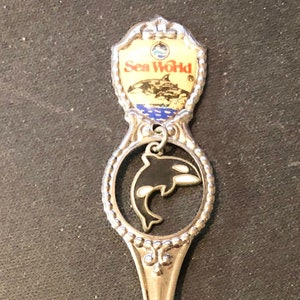 Sea World and Dolphin Charm (top) Ohio State Map mit Sehenswürdigkeiten (Schale) auf Souvenirlöffel - gebraucht
