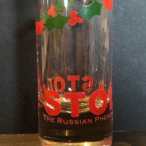以下が含まれることがあります： 赤い緑のホーリーのデザインと「Stoli The Russian Phenomenon」という文字が側面に印刷された透明なガラス