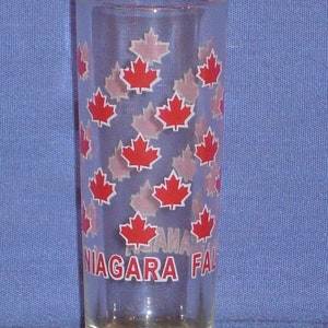 Chutes du Niagara, Canada en rouge sur un fusil en verre de 2 oz - NOUVEAU