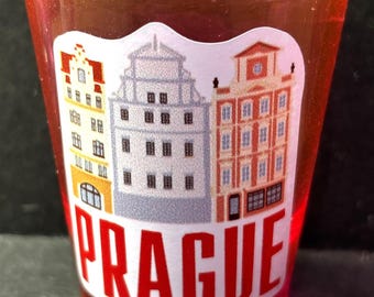 Praag, Hongarije met drie gebouwen op 1oz roze plastic borrelglas - NIEUW