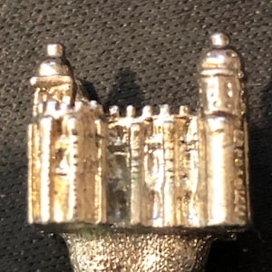 3D Square Castle (top) England on Silver Plated Souvenir Spoon - pre-owned