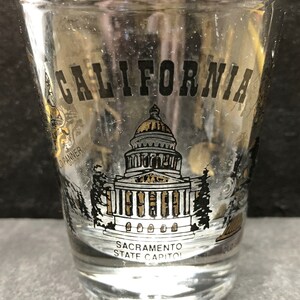 Kalifornien, Goldwäscher, Golden Gate Bridge, Capital Building, Old Sacramento Train & Redwoods auf 1oz Glas Schnapsglas - NEU