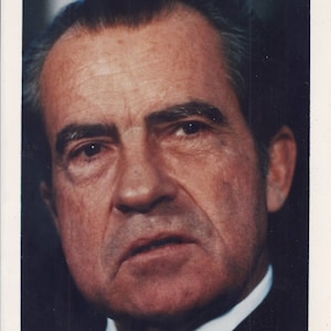 大統領カードを持つリチャード・ニクソン大統領の写真 - 中古 (SS)