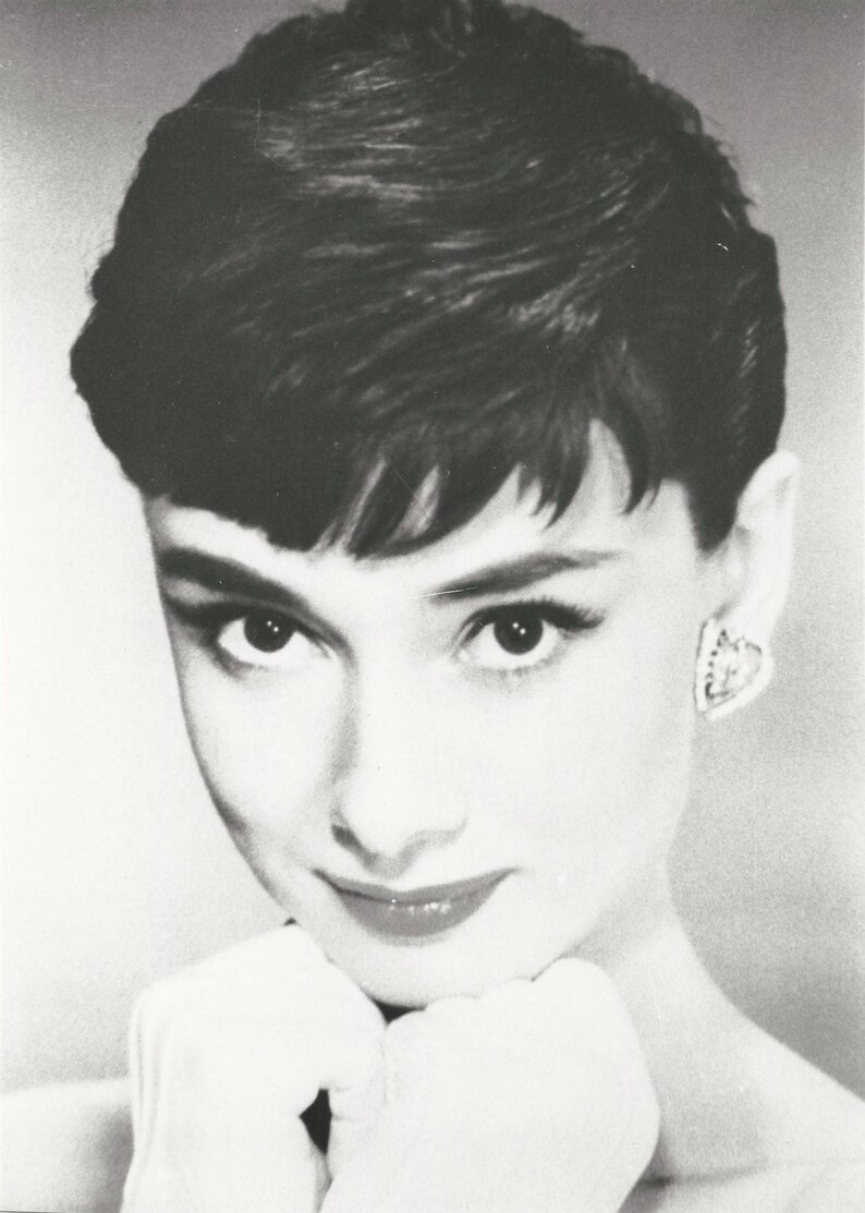 8 x 10 Photograph of Audrey Hepburn pre-owned RF image 1