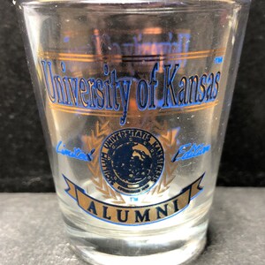 カンザス大学卒業生の 1 オンス ショット グラス - 新着