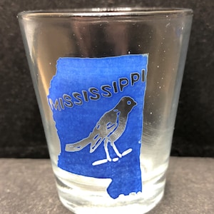 Mississippi con pájaro en el mapa en azul en vidrio de 1 oz - NUEVO