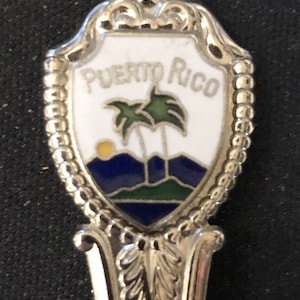Mapa y sitios de Puerto Rico y palmeras (arriba) (cuenco) en cuchara de recuerdo, usado