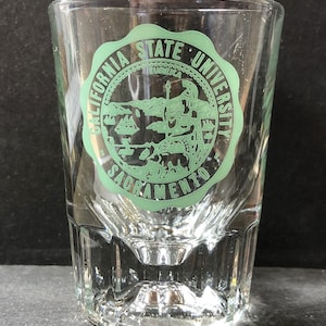 カリフォルニア州立大学の緑色のシールが 2 オンスのガラス製ショットグラスに印刷されています - 新品