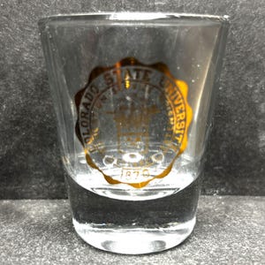 コロラド州立大学の公式シールが入った1オンスガラスショットグラス - 新品