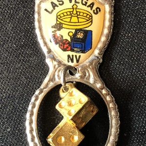Las Vegas, Nevada mit Würfel-Anhänger (oben) Karte und Sehenswürdigkeiten (Schüssel) auf Souvenir-Löffel - gebraucht