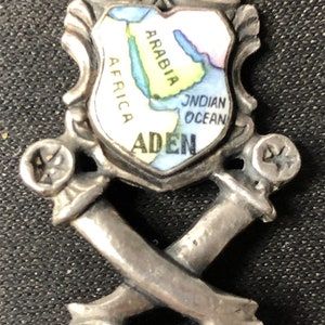 Aden met gekruiste zwaarden (boven) op Souvenir Spoon - tweedehands