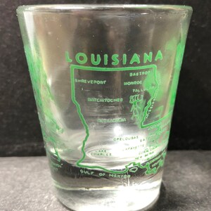 Louisiana con mapa y barco camaronero en verde en vidrio de 1 oz - NUEVO