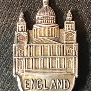 England with Parlement (top) Royal Guard (bowl) on Silver Plated Souvenir Spoon - pre-owned