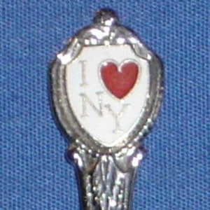 „I Love New York“ (oben) mit Karte und Sehenswürdigkeiten (Schale) auf einem Souvenirlöffel – gebraucht