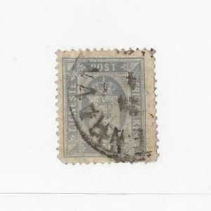 Puede incluir: Un sello postal azul y blanco con el texto "POST" y "OESTERREICH" en un círculo alrededor de un escudo de armas.