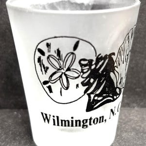 Wilmington, North Carolina mit Muscheln auf 1 Unze Milchglas-Schnapsglas - NEU