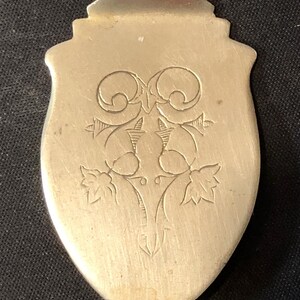 Schlichte (Oben) Blätter und Äste auf versilbertem Souvenir-Servierinstrument - gebraucht