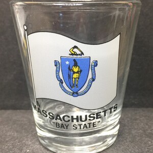 マサチューセッツ州「ベイステート」と州旗が 1 オンスのガラス製ショットグラスに描かれています - 新品