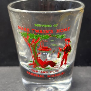 Het huis van Mark Twain, Hannibal, Missouri ~ Tom en Huck ~ op een borrelglas van 30 ml - NIEUW