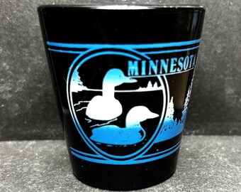 Bemidji, Minnesota con Two Ducks, Paul Bunyan y Babe the Blue Ox en vaso de chupito de vidrio de 2 oz - NUEVO