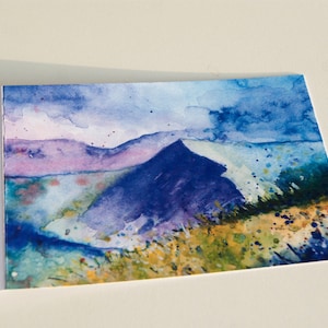 UK & Europe uniquement ! Blue Mountain aquarelle carte des idées peinture impressionniste paysage violet Art lumineux cadeau Original