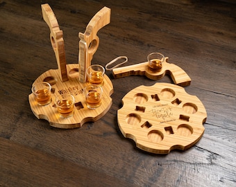 Puede incluir: Dos soportes de madera para vasos de chupito con forma de pistolas. Un soporte tiene el texto "Whiskey & Shots" y el otro tiene el texto "Life's Short, Drink Tequila".
