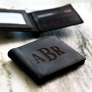 Cartera de cuero personalizada con tres pliegues y bloqueo RFID - Regalo por menos de 30 dólares