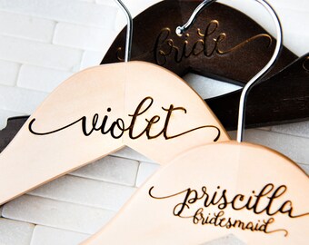 Perchas para vestidos de novia con descuento por cantidad, caligrafía personalizada, para novia, dama de honor, padrino, matrona, grabadas