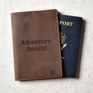 Gepersonaliseerde huwelijksreiscadeau - leren paspoorthoesje van Left Coast Original