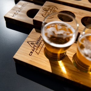 オプションのグラス付きのパーソナライズされたビールまたはテキーラのフライト