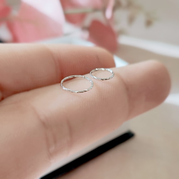 Thin Small Tiny Rhodium Plated Silver Twisted, Diamond Cut  / Cartilage Earring Helix Ring Hoop Tragus Ring Nose Hoop Ring 0.6mm / 22g Aprox