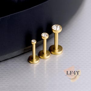 2, 2.5 or 3mm Gem 18G / 1mm Thick 6mm 1/4&quot; Wide Cartilage Labret Tragus Stud Internally Threaded White Gem Gold Triple Forward Helix