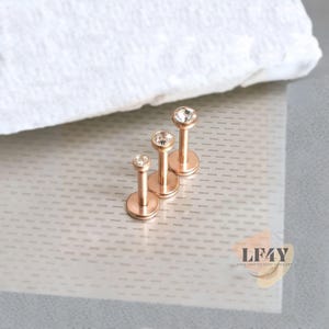 Edelsteen van 2, 2,5 of 3 mm 18 G / 1 mm dik 6 mm 1/4&quot; breed kraakbeen labret tragus stud met inwendig schroefdraad Witte edelsteen roségouden drievoudige voorwaartse helix