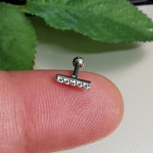 Lindo pendiente de barra de acero plateado de 16 g/1,2 mm de grosor, con punta de bola de 3 mm, 8 mm de largo, 5 diamantes en fila, forma de T, para cartílago tragus, hélice