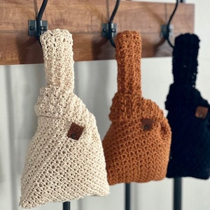 Petit modèle au crochet pour sac avec noeud