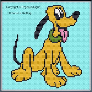 Puede incluir: Una ilustración de dibujos animados de Pluto, un perro amarillo con orejas negras y una lengua rosa que sobresale, sentado sobre un fondo azul claro. La imagen incluye el texto "Copyright © Pegasus Signs Crochet & Knitting".
